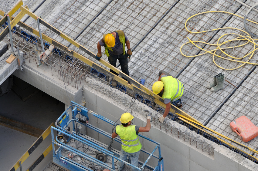 Ouvriers sur chantier en action